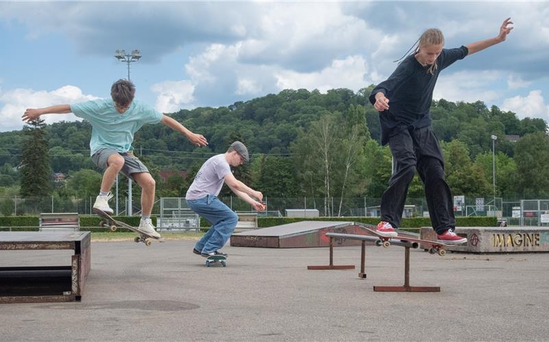 Jonas Baumgart (von links) besucht gerne Ben Rehm und Nian Lens im Skatepark beim Jugendhaus, wenn die beiden immer mittwochs am Nachmittag ihren offenen Workshop veranstalten. GB-Foto: Vecsey