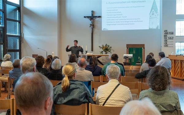 Jonas Fetzer sprach als Vorsitzender des Kirchengemeinderats über die Entwicklung der Gemeinde. GB-Foto: Vecsey