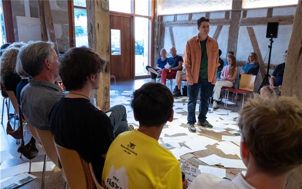 Jonas Hellenkemper spielt zum letzten Mal in Reusten die einzige Figur des Monodramas „All das Schöne“. GB-Foto: Vecsey