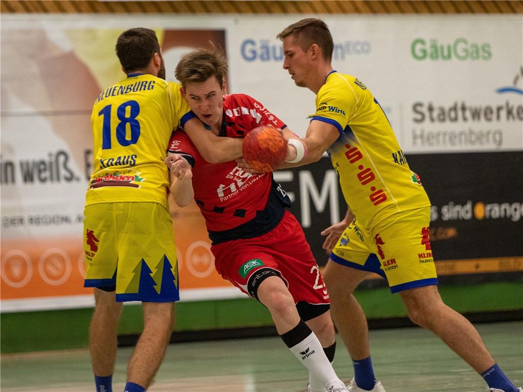 Jonas Kraus (HC Neuenbuerg #18), Alexander Zuern (SG H2Ku Herrenberg #22) und Ph...