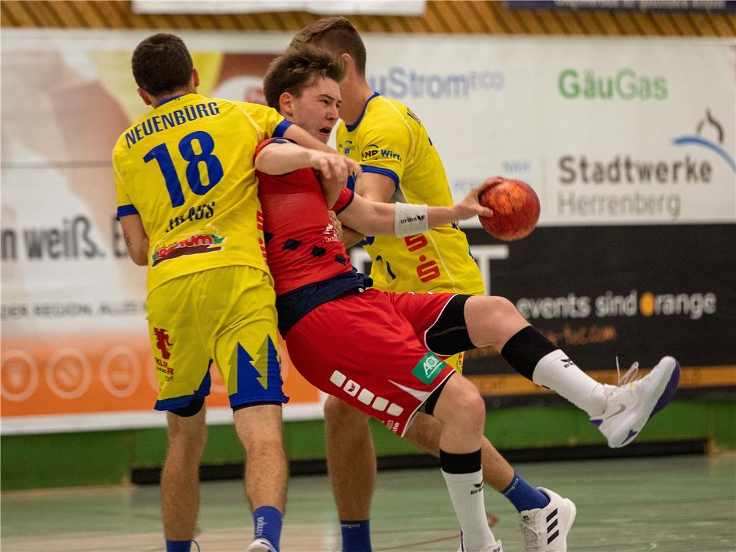 Jonas Kraus (HC Neuenbuerg #18), Alexander Zuern (SG H2Ku Herrenberg #22) und Ph...