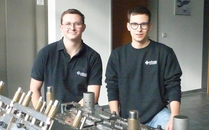 Jonas Monn (links) und Philipp Wilhelmi kennen sich seit der fünften Klasse, absolvierten beide eine Ausbildung bei Hölzel in Wildberg und wurden beide Kammersieger.GB-Foto: gb