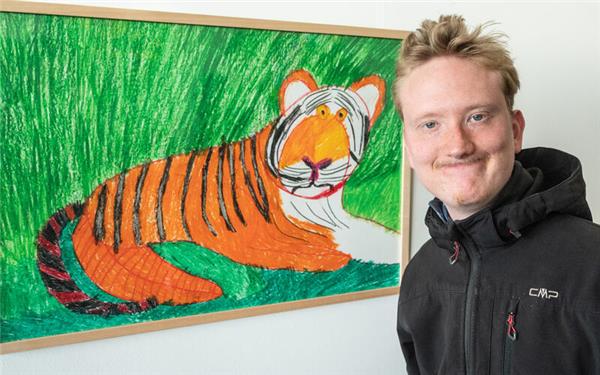 Jonas Poppele – hier vor seinem Werk – gehört zu den ausstellenden Künstlern. GB-Foto: Schmidt