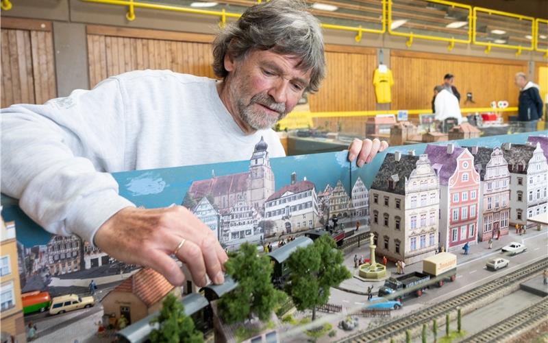 Josef Ditjo hat sich Herrenberg aus Fotos zusammengebaut. GB-Foto: Schmidt