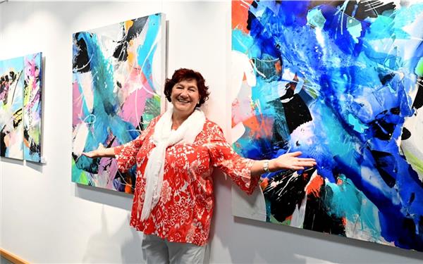 Josefine Holzmann-Veser ist kein Mittel zu ungewöhnlich, um die Farbe auf ihre Träger zu bekommen. Selbst einen Haushaltsbesen hat sie dazu schon verwendet.GB-Foto: Holom