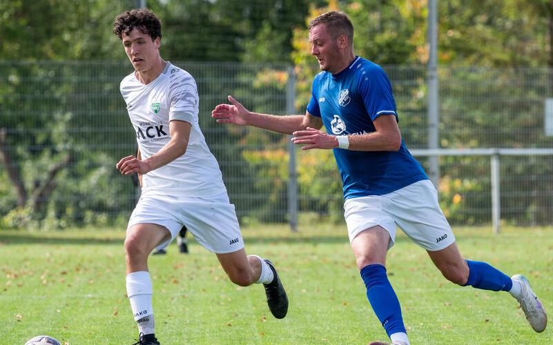 Josias Hartmann (links/im Duell mit Rohraus Simon Müsel) bewahrt auch unter Druck die Ruhe.GB-Foto: Vecsey