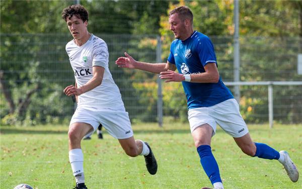 Josias Hartmann (links/im Duell mit Rohraus Simon Müsel) bewahrt auch unter Druck die Ruhe.GB-Foto: Vecsey