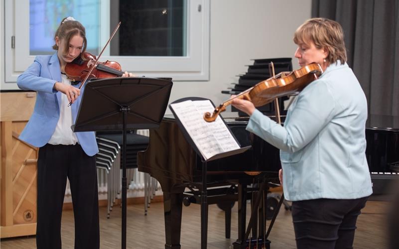 Josina Fiedler (links) und Musikschullehrerin Diana Poppei ließen an der Violine die Saiten erklingen. GB-Foto: Vecsey