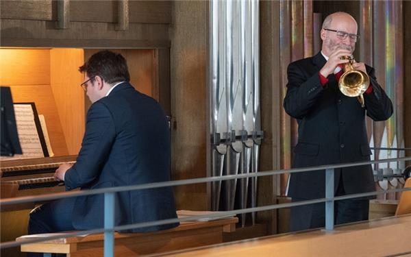 Josua Müller (links an der Orgel) und Jörg Günter (Trompete) bei ihrem Auferstehungskonzert in der Michaelskirche in Unterjettingen. GB-Foto: Vecsey