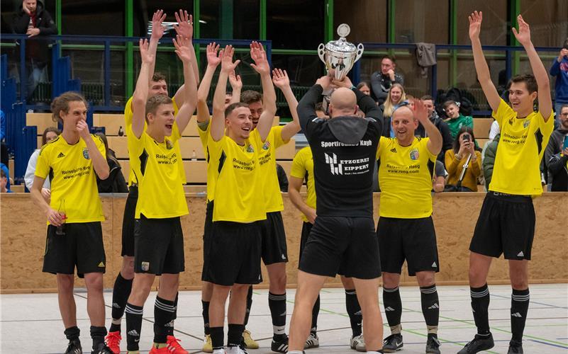 Jubel: Im letzten Jahr holten die Kayher Kicker erstmals den Wanderpokal beim Gäufeldener Hallenturnier. GB-Foto: Vecsey