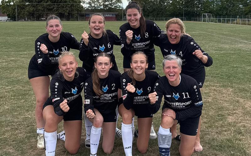 Jubel bei den Gärtringer Faustballerinnen (hinten von links): Cara Boog, Saskia Schwabl, Melanie Pfeffer und Bianca Reutter; vorne von links: Isabella Reutter, Lea Thibor, Emma Hornikel und Yvonne Hornikel. Es fehlt Julia Motteler. GB-Foto gb