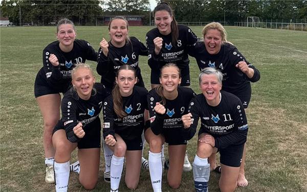 Jubel bei den Gärtringer Faustballerinnen (hinten von links): Cara Boog, Saskia Schwabl, Melanie Pfeffer und Bianca Reutter; vorne von links: Isabella Reutter, Lea Thibor, Emma Hornikel und Yvonne Hornikel. Es fehlt Julia Motteler. GB-Foto gb