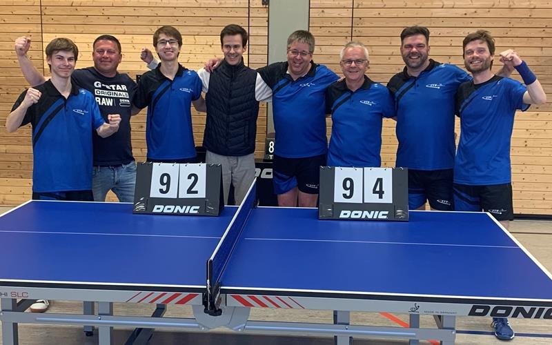 Jubel beim TTV Gärtringen III (von links): Simon Gotsch, Michael Urbanek, Timo Gotsch, Tobias Gotsch, Michael Breitmeyer, Jürgen Lay, Oliver Pfister, Thomas Fink. GB-Foto: tho