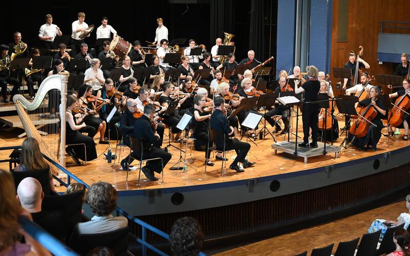 Jubiläumskonzert in der Stadthalle: Vor 50 Jahren wurde das Orchester der Stadt Herrenberg gegründet.GB-Foto: Holom