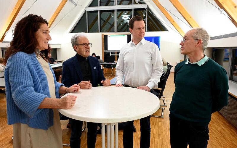 Jubiläumssitzung der Bürgerinitiative „Hand in Hand“ (von links): Carmen Hahn-Gröning, Herbert Reiss (Leitung Arbeitskreis bei der Gründung), Bürgermeister Dennis Mews und Bernhard Milkereit (heutiger Leiter der BI).GB-Foto: Holom