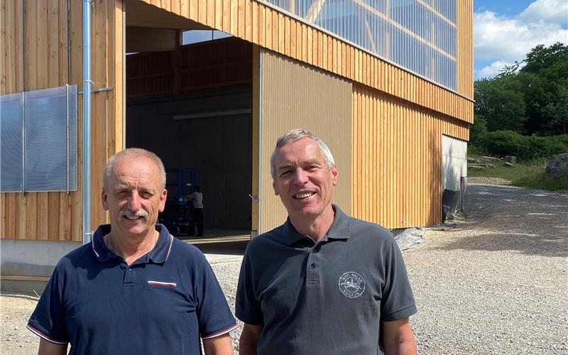 Jürgen Marquardt (links) und Hans Büchner bildeten beim Neubau einer Trainingshalle des MSC „Falke“ Sulz das Bauleiter-Team vor Ort. GB-Foto: Priestersbach
