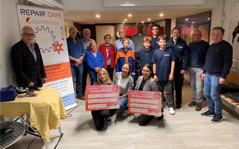 Jugendfeuerwehr und Repaircafé freuten sich über die Zuwendungen. GB-Foto: Holzapfel