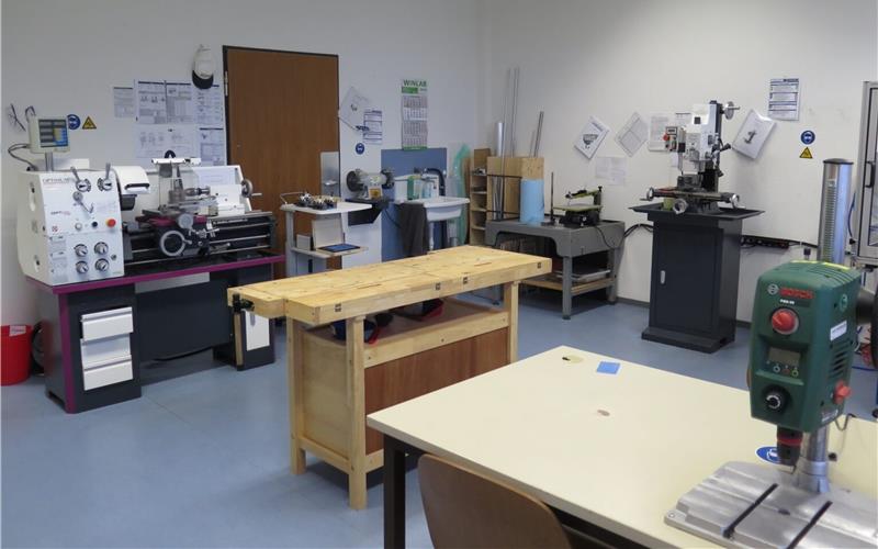 Zu gut für den Müll Jugendliche ab Klasse 7 reparieren ab morgen im Aerospace Lab in der Berliner Straße1 defekte Haushaltsgeräte, Spielzeug, Computer, HiFi-Geräte und Ähnliches. Dafür können sie unter Anleitung die Werkstatträume des Herrenberger Jugendforschungszentrums nutzen. Wer mitmachen möchte: Es gibt noch freie Plätze. GB-Foto: gb