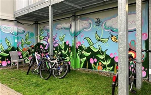 Jugendliche durften die Anschlussunterbringung besprühen. GB-Foto: gb