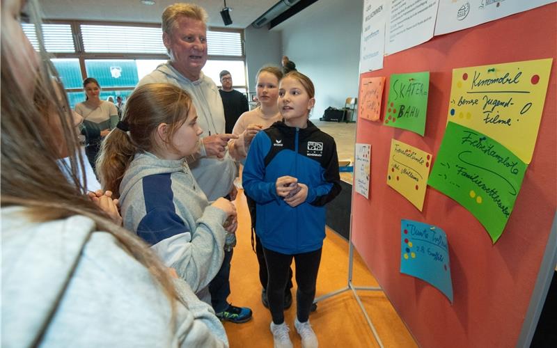 Jugendreferent Harry Sommer und Teilnehmer des sechsten Jugendforums. GB-Foto: Vecsey