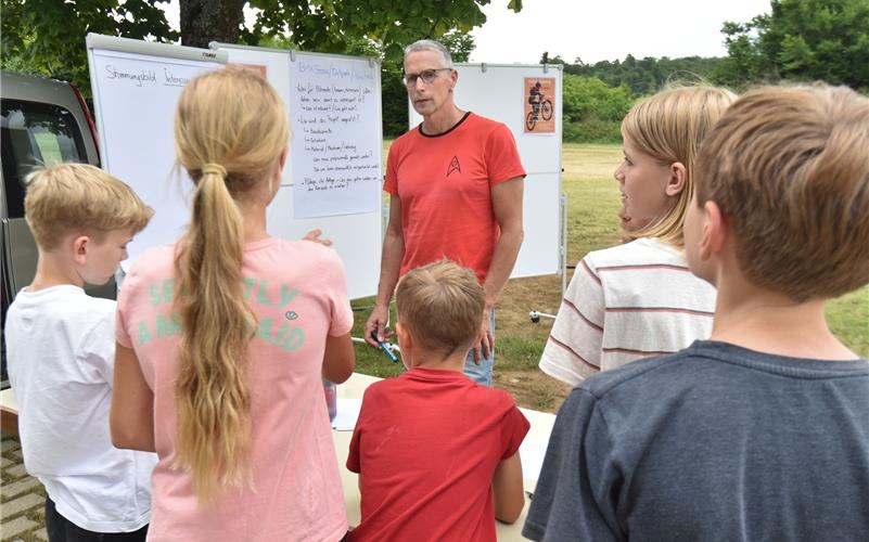 Jugendreferent Stephan Strübin erläuterte den Kindern und Jugendlichen das Dirtbahn-Konzept. GB-Foto: Vecsey