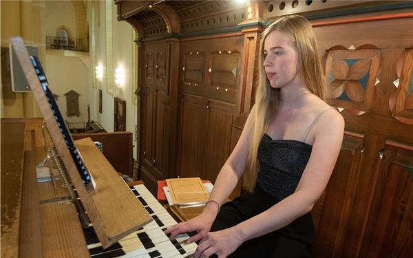 Julia Raasch entlockt ihrem Instrument in der Stiftskirche Herrenberg ganz unterschiedliche Stimmungen.  GB-Foto: Vecsey