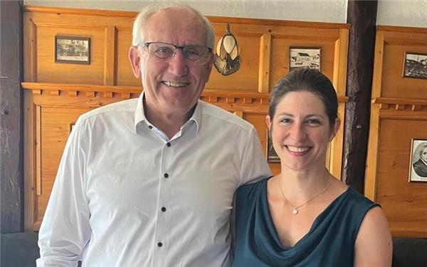 Julia Wetzler und Rainer Deim vollzogen den alljährlichen Wechsel. GB-Foto: gb