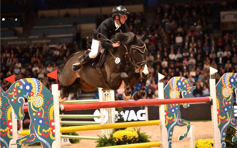 Julian Stahl (45/RC Aischbach Gültstein) und sein nur 1,62 Meter großer Prinz Paolino haben im Hallenchampionat bei ihrem Stuttgart-Debüt das Stechen erreicht und wurden im Finale Neunte. GB-Foto: Häusler