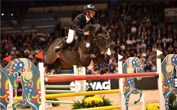 Julian Stahl (45/RC Aischbach Gültstein) und sein nur 1,62 Meter großer Prinz Paolino haben im Hallenchampionat bei ihrem Stuttgart-Debüt das Stechen erreicht und wurden im Finale Neunte. GB-Foto: Häusler