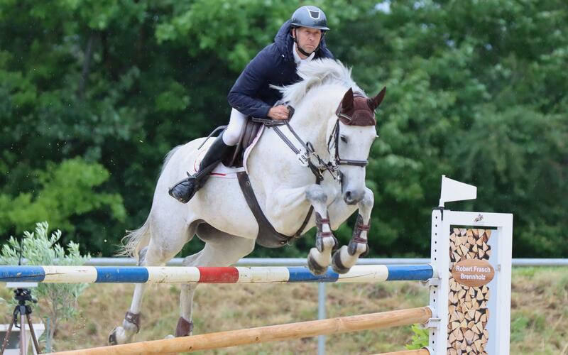 Julian Stahl (RC Aischbach Gültstein), der letztjährige Final-Vierte, bringt in Waldenbuch auch seinen zuletzt in Holzgerlingen in Klasse M siegreichen Schimmel Danger Mouse an den Start. GB-Foto: Häusler