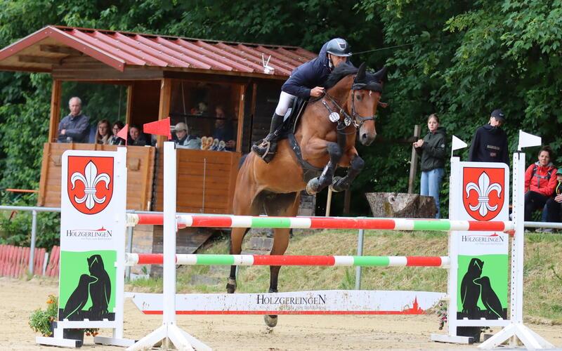 Julian Stahl hat nach seinem Auftakt-M-Sieg auch das M-Finale, hier auf Lucinda Princess, des Holzgerlinger Reitturniers gewonnen. GB-Foto: Häusler