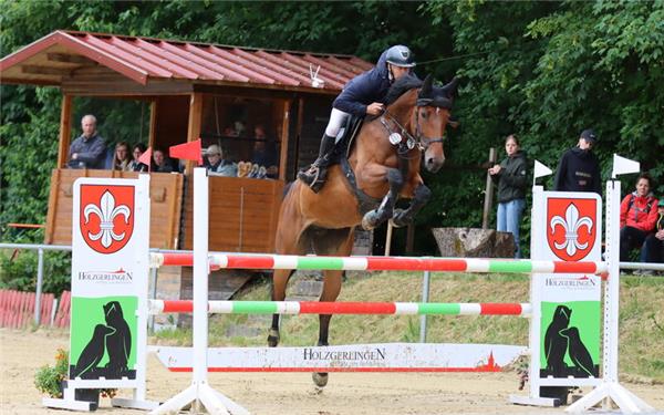 Julian Stahl hat nach seinem Auftakt-M-Sieg auch das M-Finale, hier auf Lucinda Princess, des Holzgerlinger Reitturniers gewonnen. GB-Foto: Häusler