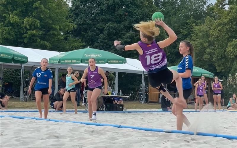 Juliane Seiden (Nummer 18) beim Sprungwurf: Die Elle Sandys trumpften in Nürnberg auf. GB-Foto: gb