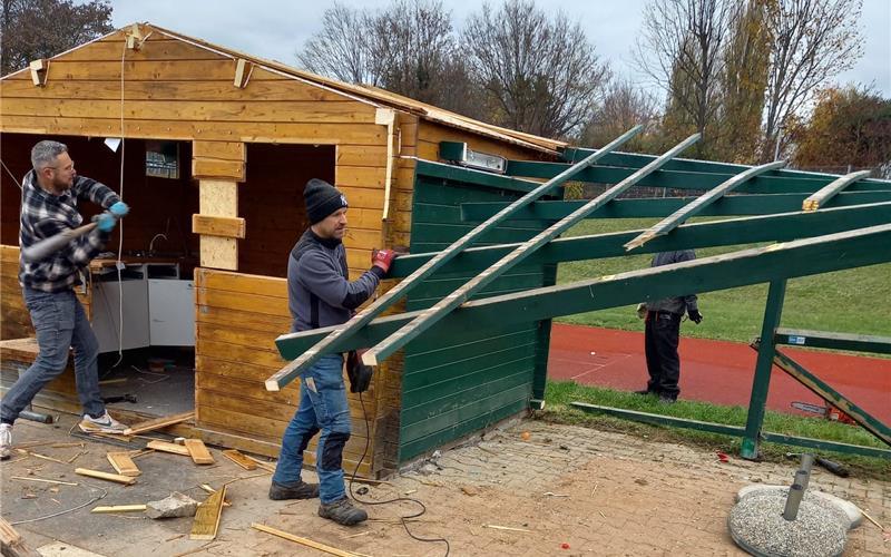 Julien Eickelmann (links) und Henning Berger rücken der alten Bewirtungshütte zu Leibe. GB-Foto: gb