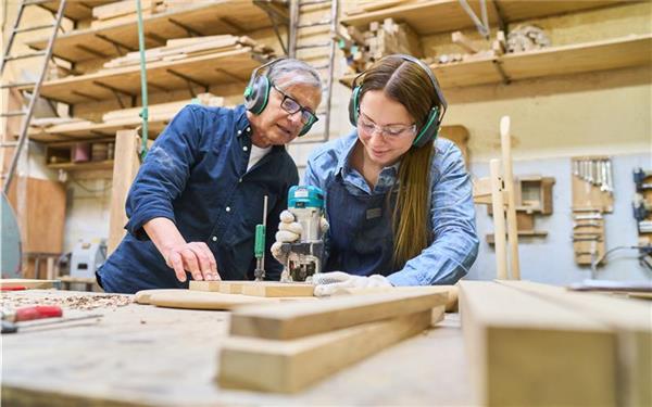 Junge Menschen sollen für eine Ausbildung gewonnen werden. GB-Foto: Robert Kneschke - stock.adobe.com