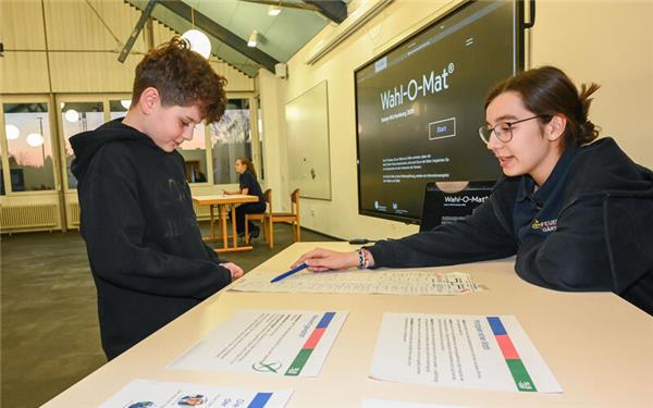 Junge Probe-Wähler kamen aus Gärtringen, Nufringen und Aidlingen ins Gärtringer Feuerwehrhaus, um ihr Kreuzchen zu setzen. GB-Foto: Vecsey