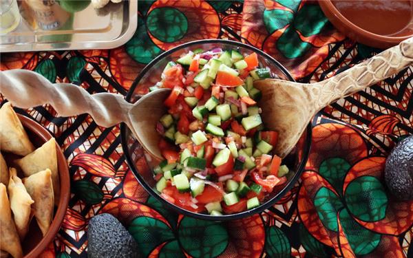 Kachumbari, ein Tomaten-Zwiebel-Salat mit Zitronensaft, angerichtet mit afrikanischem Holzbesteck.GB-Fotos: Priotto
