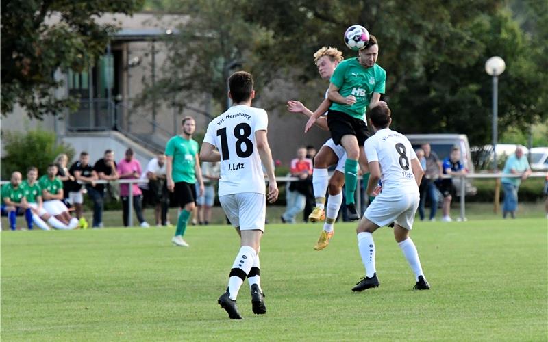 Kämpferisches Derby: Timo Tropsch wird beim Kopfball durch Herrenbergs Jona Wörner bedrängt GB-Foto: Holom