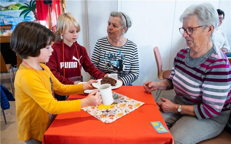 Kaffee und Kuchen in der Kinderstadt „Gildschde“. Hier bedienen die Kleinen die Großen. GB-Foto: Schmidt