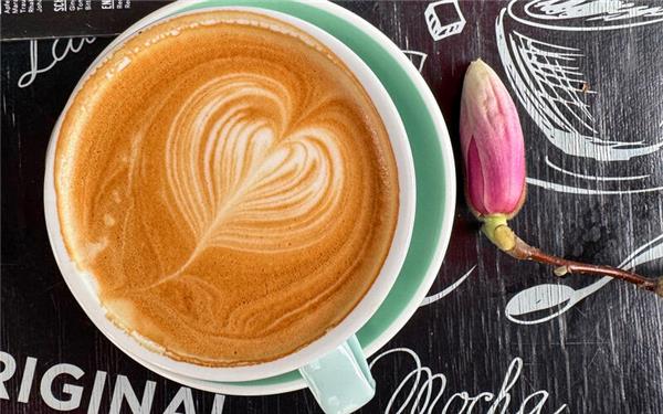 Kaffeepause mit Herz und Magnolie GB-Foto: Bäuerle