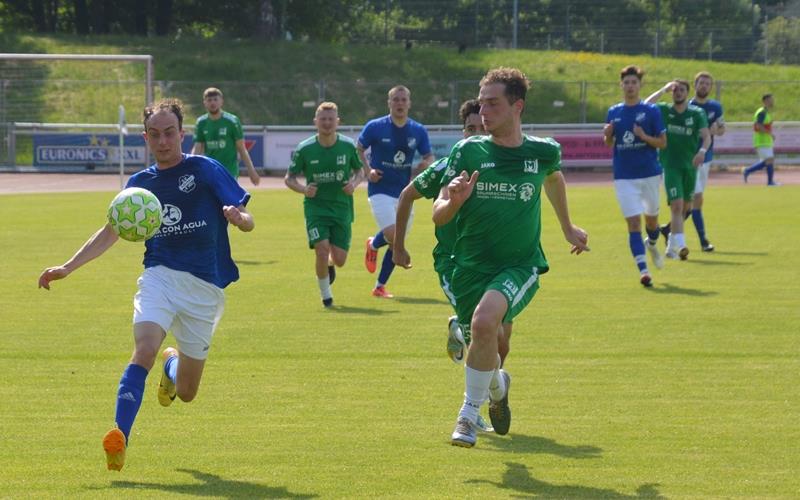 Kai Moser (links) trieb immer wieder mit tiefen Läufen und guten Ideen an, jedoch konnte der Rohrauer Flügelspieler die 0:1-Niederlage beim GSV Maichingen auch nicht verhindern.GB-Foto: Zvizdiç