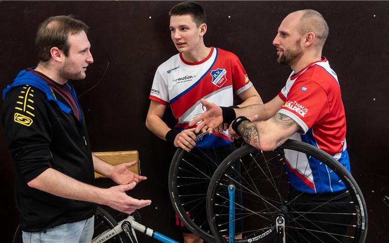 Kai Weiss (links) coacht in der ersten Bundesliga die Gärtringer Radballer Luis Müller (Mitte) und Kai Schäfer. GB-Foto: Schmidt
