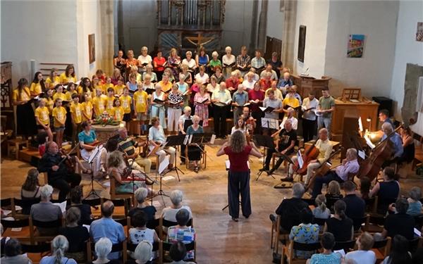 Kammerorchester, Kirchen- und Jugendchor traten zusammen auf. GB-Foto: Straub