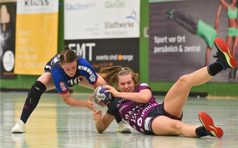 Und schon bröckelt die Flexibilität im Rückraum Kampf um jeden Ball (Lea Neubrander gegen Metzingens Katarina Pandza): Die SG H2Ku steht vor einer schweren Aufgabe GB-Foto: TBaur/Eibner