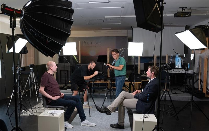 Kandidateninterviews wie hier mit Florian Toncar (rechts) stehen im Fokus von „Local Politics“ mit Samuel Deutsch, Immanuel Haug und Johannes Söhner (von links) GB-Foto: Schmidt