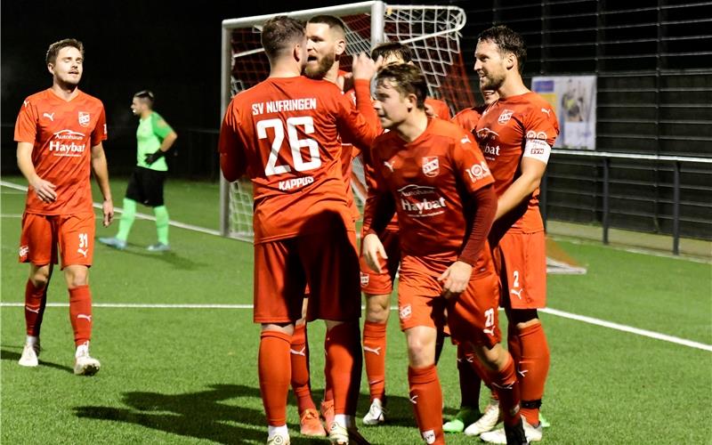 SV Nufringen liefert ein Pokal-Spektakel Kapitän Markus Kaupp (rechts) hat das 2:0 erzielt: Kicker des SV Nufringen treffen sich zur Jubeltraube. GB-Foto: Holom
