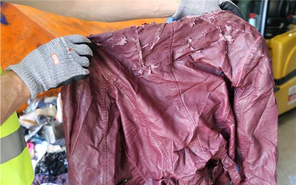 Kaputte Kleidungsstücke sind Restmüll. GB-Foto: Abfallwirtschaft Böblingen