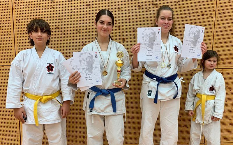Karate – Vier Mitglieder des Dojo Jiriki Gäufelden nahmen am Hermann-Hesse-Cup teil, der in diesem Jahr in Wildberg ausgetragen wurde. Lilly Ziegler zeigte eine solide Leistung und erreichte in der Kata die dritte Runde, im Kumite gelang ihr der Einzug in die zweite Runde. Ayda Birgin überzeugte mit einer starken Darbietung und errang in der Kata-Wertung den ersten Platz. Auch im Kumite zeigte sie ihr Können und belegte hier den dritten Platz. Ebenso erfolgreich präsentierte sich Leonie Haag, die in der Kata den zweiten Platz erreichte und im Kumite ebenfalls bis ins Finale vordrang. Dort sicherte sie sich nach spannenden Kämpfen den zweiten Platz. Das Bild zeigt die Gäufeldener Teilnehmer mit Aaron Pladek (von links), Ayda Birgin, Leonie Haag und Lilly Ziegler. gb/GB-Foto