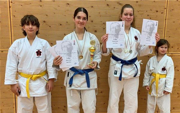 Karate – Vier Mitglieder des Dojo Jiriki Gäufelden nahmen am Hermann-Hesse-Cup teil, der in diesem Jahr in Wildberg ausgetragen wurde. Lilly Ziegler zeigte eine solide Leistung und erreichte in der Kata die dritte Runde, im Kumite gelang ihr der Einzug in die zweite Runde. Ayda Birgin überzeugte mit einer starken Darbietung und errang in der Kata-Wertung den ersten Platz. Auch im Kumite zeigte sie ihr Können und belegte hier den dritten Platz. Ebenso erfolgreich präsentierte sich Leonie Haag, die in der Kata den zweiten Platz erreichte und im Kumite ebenfalls bis ins Finale vordrang. Dort sicherte sie sich nach spannenden Kämpfen den zweiten Platz. Das Bild zeigt die Gäufeldener Teilnehmer mit Aaron Pladek (von links), Ayda Birgin, Leonie Haag und Lilly Ziegler. gb/GB-Foto
