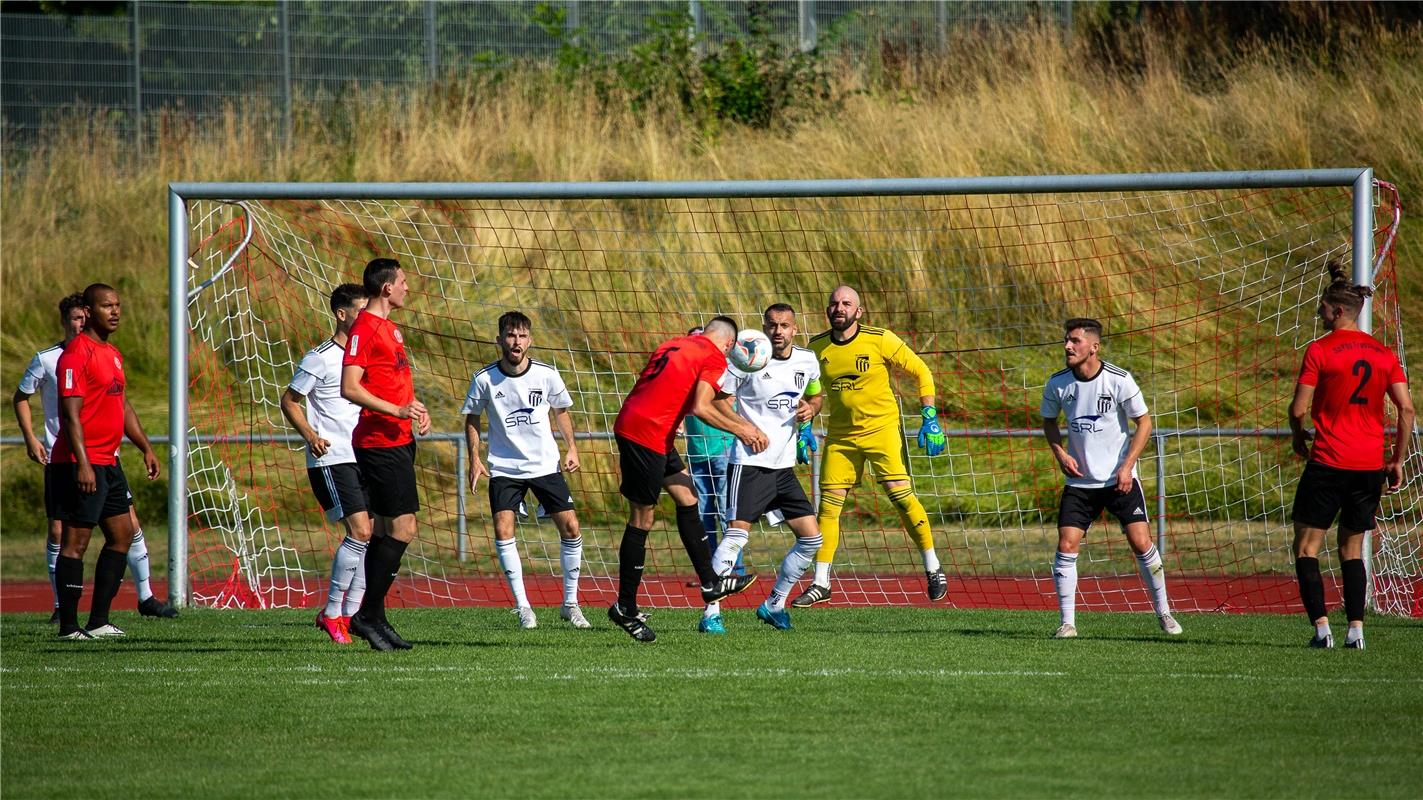 Karim Akarpinar (Spvgg Trossingen #06) am Ball, Spvgg Trossingen - FC Gaertringe...